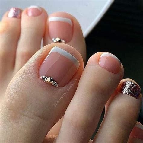 Uñas elegantes y sencillas para pies morenos